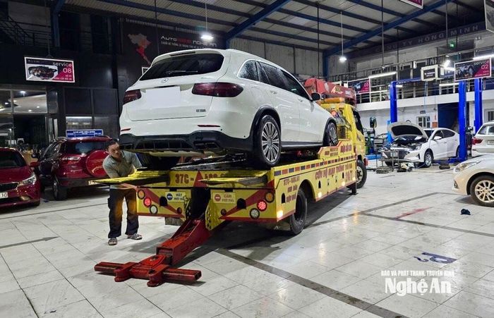 Ô tô ngập nước được kéo về gara Hồng Minh AUTO trên đường Nguyễn Trãi, phường Vinh Phú. (Ảnh chụp lúc 11 trưa 20/9) Ảnh: Văn Trường