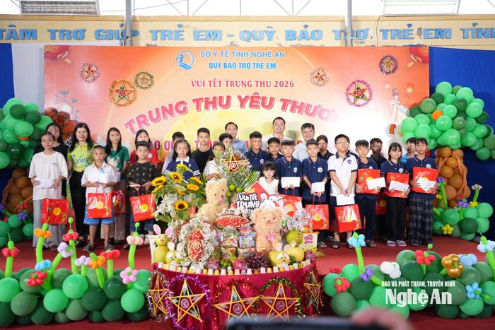 Tại chương trình 200 suất quà đã được trao tận tay các học sinh có hoàn cảnh khó khăn. Ảnh: T.P