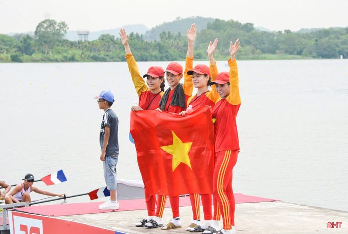 Tay chèo Dư Thị Bông (ngoài cùng bên trái) từng giành 2 HCĐ tại ASIAD 19.