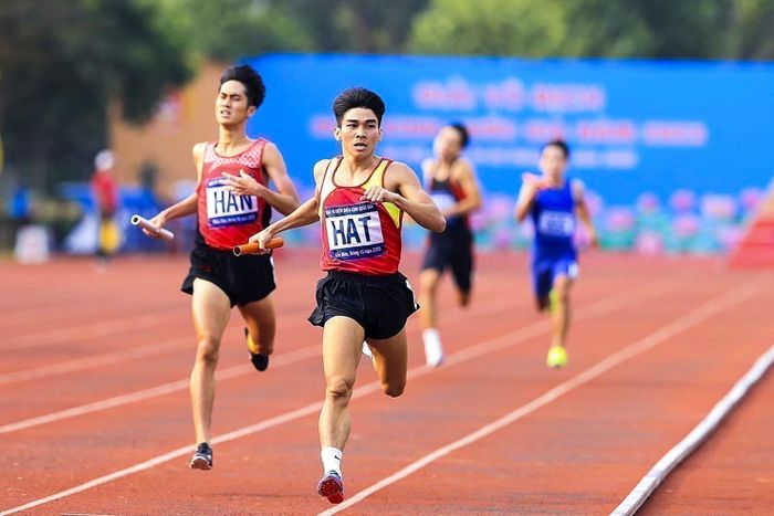 Chân chạy Trần Đình Sơn (áo đỏ, bên phải) là niềm hy vọng trong đội tiếp sức 4x400m nam. Ảnh Internet.