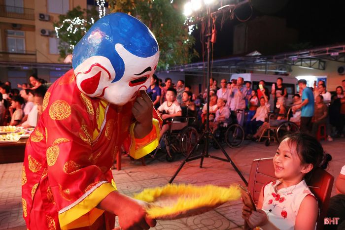Cùng với việc tăng cường luyện tập, năm nay, đội múa lân Võ đường Hùng Quân cũng mua bổ sung thêm 4 con lân mới và nhiều trang phục, đạo cụ để phục vụ biểu diễn. Đội bắt đầu nhận show từ ngày 8/8 (âm lịch) và hiện nay lịch biểu diễn đã được các cơ quan, đơn vị đặt hàng đến hết ngày 15/8 (âm lịch). Chốt đơn kín lịch, các thành viên Võ đường Hùng Quân đang tranh thủ hoàn thiện những tiết mục mới, sẵn sàng cho một mùa Trung thu sôi động.