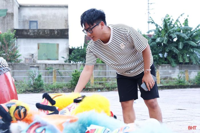  Anh Nguyễn Tiến Đức - Đội trưởng đội múa lân An Nghĩa Đường (phường Trần Phú) chia sẻ: “Những năm trước, mỗi show biểu diễn có mức giá 1 - 2 triệu đồng thì năm nay mức giá dao động khoảng 2 - 3 triệu đồng do chi phí đầu tư trang phục, đạo cụ và phục vụ các buổi biểu diễn tăng. Với chúng tôi, mùa Trung thu không chỉ là dịp gia tăng thu nhập mà còn là lúc được sống với đam mê, được mang tiếng trống, điệu múa đến với các em nhỏ và cùng nhau tạo nên không khí vui tươi trong những đêm hội trăng rằm. Chính niềm vui ấy là lý do đội vẫn được duy trì suốt hơn 8 năm qua”. 