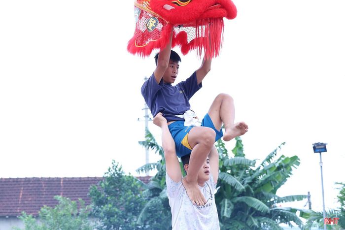 Để những màn lên đầu lân, nhào lộn diễn ra chính xác và an toàn, các thành viên miệt mài rèn từng động tác, phối hợp nhịp nhàng với nhau.