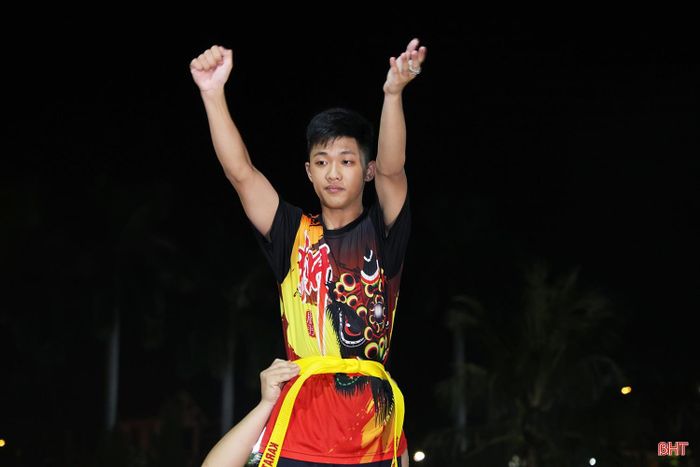  Em Lê Xuân Kiên – thành viên đội múa lân Võ đường Hùng Quân (phường Thành Sen) chia sẻ: “Múa lân nhìn thì vui và sôi động nhưng để có một tiết mục đẹp phải tập luyện rất nhiều. Người múa phải có sức khỏe, sự dẻo dai, còn các thành viên phải phối hợp thật ăn ý. Nhất là những động tác lên đầu lân, nhào lộn, chỉ cần lệch nhịp một chút là cả đội có thể bị ảnh hưởng”. 