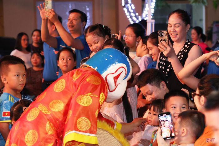Với sự chuẩn bị chu đáo của các đội múa lân, Trung thu năm nay ở Hà Tĩnh hứa hẹn sẽ là một mùa hội rộn ràng, vui nhộn, mang đến niềm vui cho nhiều người, nhất là các em nhỏ.
