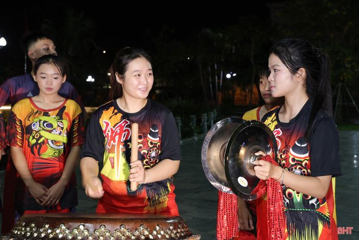 Gần 30 thành viên trong đội chia thành 3 tốp, miệt mài luyện thể lực, kỹ thuật và những động tác biểu diễn. Để có những màn trình diễn đẹp mắt, an toàn, các thành viên phải dành nhiều giờ tập luyện, phối hợp nhịp nhàng.