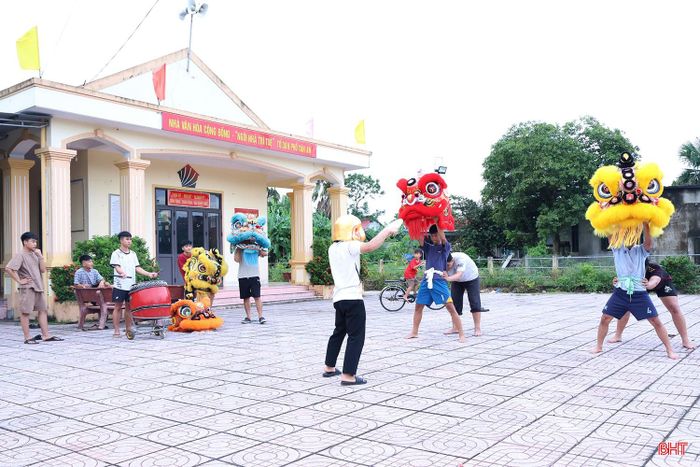 Cũng đang tranh thủ từng giờ để tập luyện, vào cuối buổi chiều hàng ngày, các thành viên đội múa lân An Nghĩa Đường lại hội tụ về nhà văn hóa thôn Tân An, phường Trần Phú.
