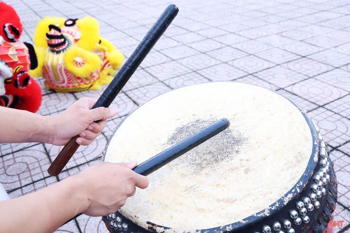 Trên sân tập, các thành viên cũng dành thời gian luyện từng nhịp trống, điều chỉnh tiết tấu để tiếng trống ăn khớp với từng động tác của cả đội.