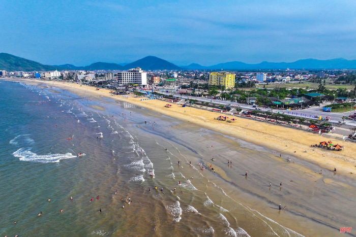 Sau những ngày hè sôi động, các khu, điểm du lịch biển Hà Tĩnh dần thưa vắng khách, khi thời tiết vào thu.