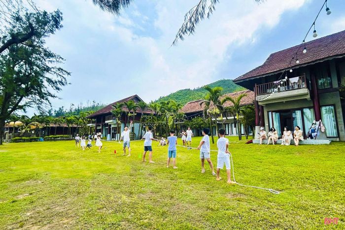 Du khách vui chơi tại KDL sinh thái Quỳnh Viên (xã Thạch Khê).