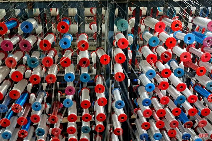 Dây chuyền sản xuất với 3 dòng sản phẩm chủ lực: lưới bắt ghẹ, lưới bắt mực, lưới đánh bắt cá.