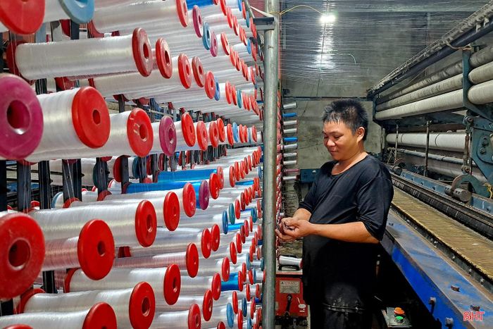 “Mặc dù có máy móc hỗ trợ nhưng đòi hỏi người thợ đứng máy phải có kỹ thuật cao, tính tỉ mỉ, cẩn thận, thường xuyên kiểm tra. Khi máy đang vận hành, trong hàng nghìn sợi cước nếu một sợi bị đứt sẽ ảnh hưởng cả quá trình sản xuất lưới” – anh Linh cho hay 