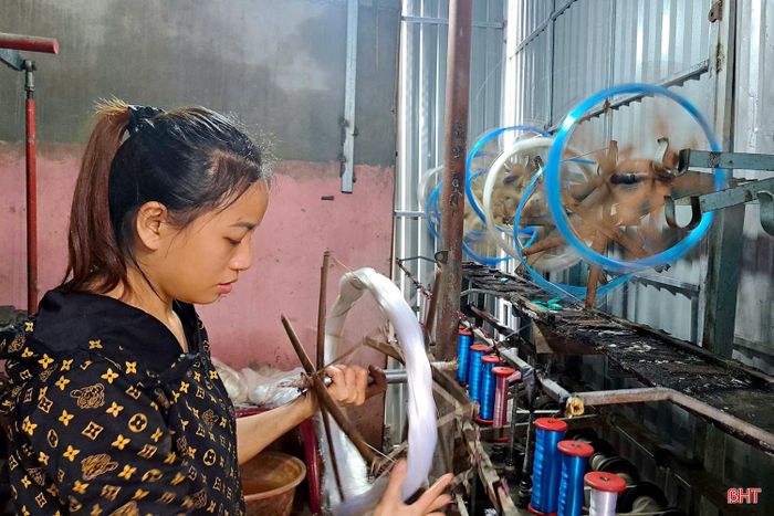Hiện tại, 3 máy của cơ sở mỗi ngày sản xuất được 60 tay lưới, bán với giá từ 160 – 250 nghìn đồng/tay lưới (tùy loại).