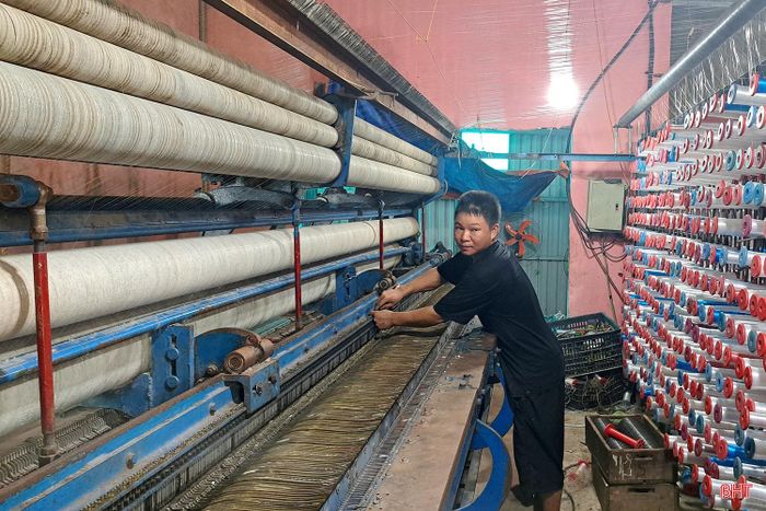  Sau gần 2 tháng xây dựng, cơ sở sản xuất ngư lưới cụ của anh hình thành trên diện tích gần 200m2 với máy móc hiện đại. 