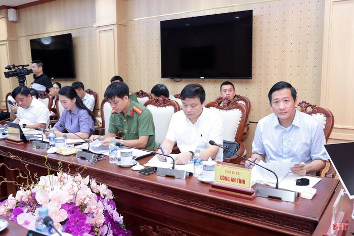 Lãnh đạo Công an tỉnh và các đại biểu tham dự buổi làm việc.