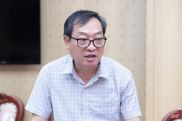 Phó Giám đốc Sở Tài chính Đặng Trần Phong báo cáo tại buổi làm việc.