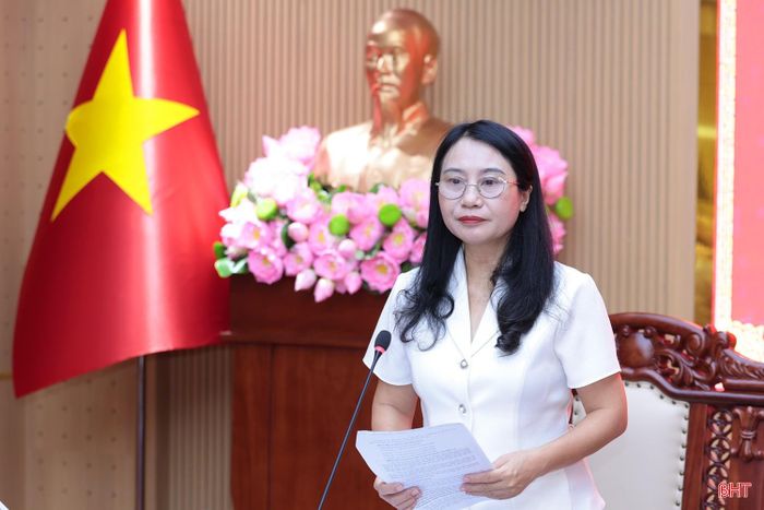 Trưởng ban Pháp chế HĐND tỉnh Nguyễn Thị Nhuần phát biểu tại buổi làm việc.