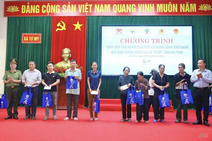 Tại chương trình, Ban tổ chức trao tặng 200 suất quà và 100 triệu đồng tiền mặt cho các gia đình chính sách, người cao tuổi hoàn cảnh đặc biệt khó khăn, hộ nghèo, hộ cận nghèo trên địa bàn xã Tứ Mỹ.