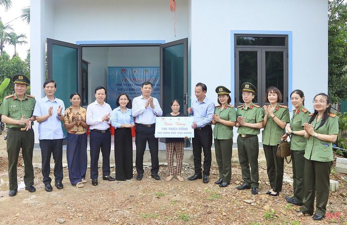 Dịp này, đoàn công tác cũng đã trao hỗ trợ 160 triệu đồng xây dựng nhà tình nghĩa cho gia đình chị Đậu Thị Hường ở thôn Sơn Hà, xã Tứ Mỹ.