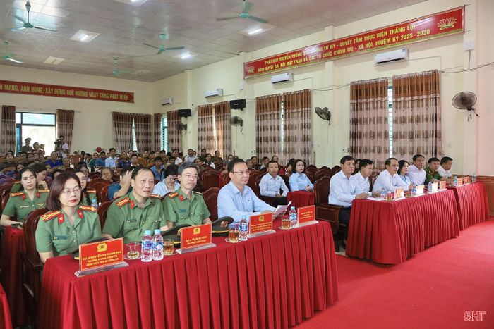 Các đại biểu tham dự chương trình.