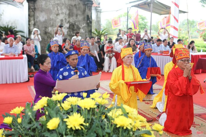 Nghi thức tế lễ truyền thống diễn ra trang trọng.