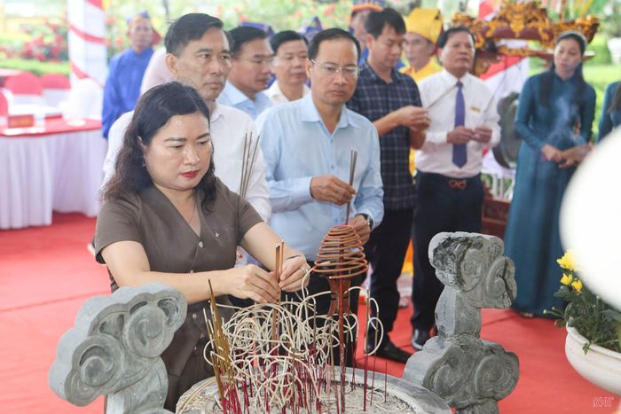 Phó Chủ tịch UBND tỉnh Nguyễn Thị Nguyệt cùng các đại biểu dâng hương.