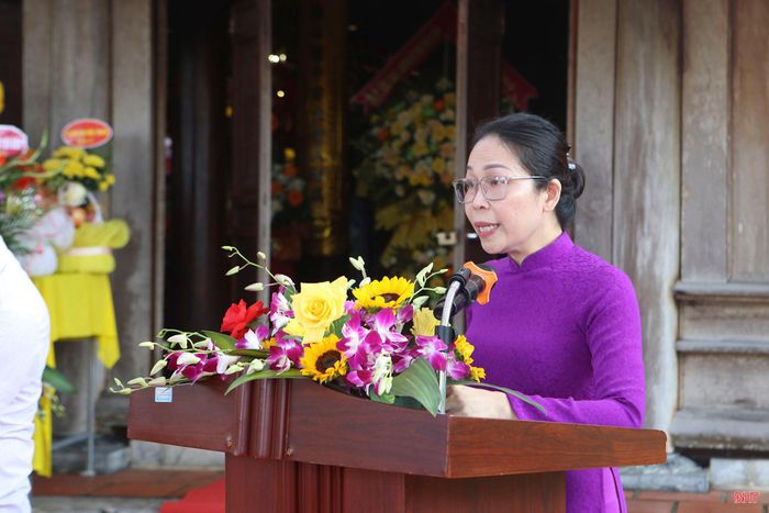 Bà Trần Thị Vinh - Phó Giám đốc phụ trách Bảo tàng Hà Tĩnh thông qua nghi thức buổi lễ.