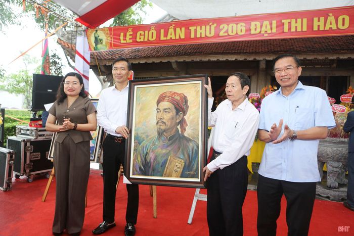 Đại diện lãnh đạo UBND tỉnh, Sở VH-TT&DL đón nhận tác phẩm trao tặng từ các họa sĩ.