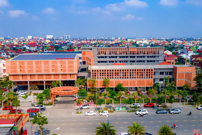 Trường THPT Phan Đình Phùng được hợp nhất từ Trường THPT Thành Sen và Trường THPT Phan Đình Phùng cũ với quy mô 67 lớp, 2.723 học sinh.