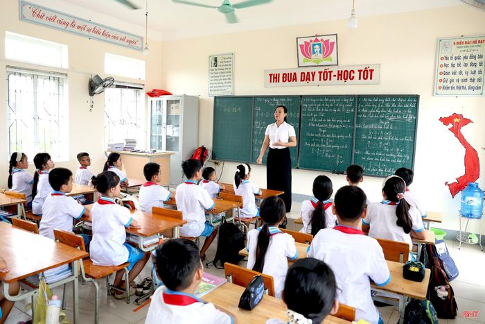Lớp học do cô giáo Phan Thị Thuận chủ nhiệm đã sớm ổn định nền nếp ngay từ những ngày đầu năm học mới.