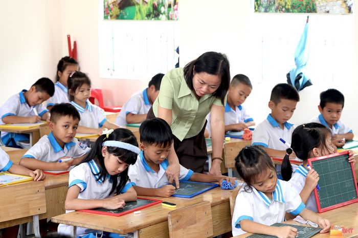 Việc linh hoạt điều tiết giáo viên giữa các điểm trường giúp Trường Tiểu học Thạch Khê hạn chế được tình trạng thừa - thiếu giáo viên cục bộ.