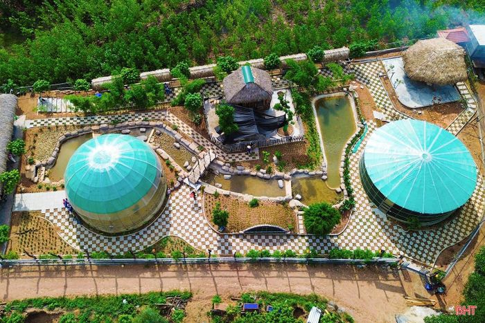 Vườn thú “Bách Điểu” nằm trong khuôn viên Khu du lịch sinh thái Đá Bạc Eco được bao trùm bởi không gian xanh của cây cối. Ảnh: Lê Vinh