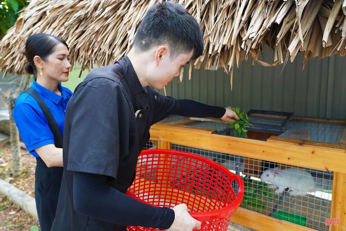 Chị Lê Thị Hiền (Khu du lịch sinh thái Đá Bạc Eco) cho biết: “Hiện nay đang bước vào mùa du lịch thấp điểm nên Đá Bạc Eco đã đầu tư, đưa vườn thú vào hoạt động để tạo thêm điểm nhấn, thu hút du khách. Mặc dù mới đi vào hoạt động nhưng vườn thú đã bước đầu đón một số đoàn khách đến tham quan. Với không gian rộng, nhiều loài động vật và các hoạt động trải nghiệm, đây cũng là địa điểm phù hợp để các trường học tổ chức cho học sinh tham quan, tìm hiểu thực tế.”