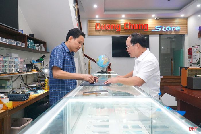 Cửa hàng kinh doanh điện thoại của anh Đặng Quang Chung ở phường Thành Sen.