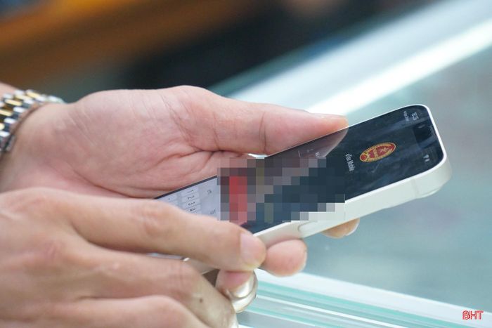 Anh Đặng Quang Chung theo dõi doanh thu, thực hiện kê khai thuế trên ứng dụng eTax.