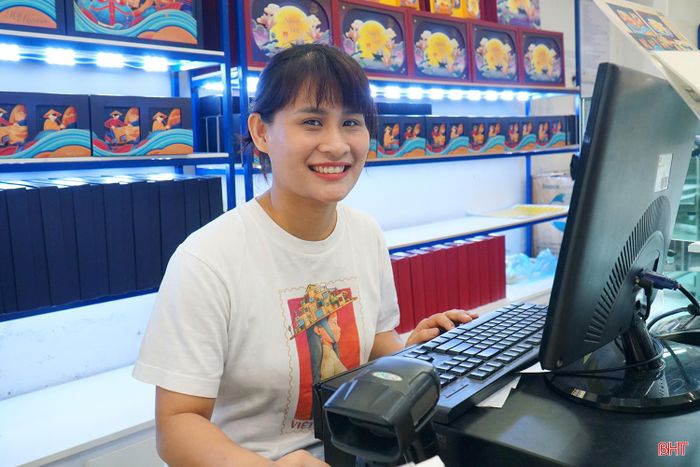 Chị Bùi Thị Cẩm Tú theo dõi đơn hàng, doanh thu tại cơ sở kinh doanh.