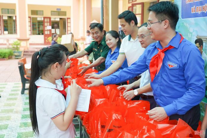 Những phần quà là sự động viên thiết thực, góp phần chia sẻ khó khăn với các em thiếu nhi ở địa bàn biên giới.