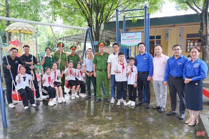 Cùng với chăm lo đời sống, sức khỏe, các đơn vị cũng trao tặng công trình khu vui chơi tại thôn Hạ Vàng (xã Sơn Kim 2). Công trình góp phần tạo thêm không gian vui chơi, sinh hoạt và rèn luyện an toàn, lành mạnh, giúp các em có thêm điều kiện phát triển toàn diện.