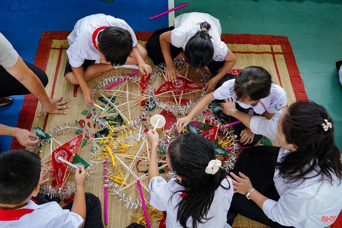 Các em thiếu nhi ở Trường Tiểu học Sơn Kim 2 còn được tham gia workshop "Trung thu yêu thương - Vầng trăng của em”. Trong không gian sáng tạo và đầy màu sắc, các em hào hứng tự tay trang trí, tạo nên những chiếc đèn Trung thu mang dấu ấn riêng. Hoạt động này không chỉ mang đến niềm vui, không khí Trung thu ấm áp mà còn khơi dậy sự sáng tạo, khéo léo và tinh thần gắn kết trong các em.