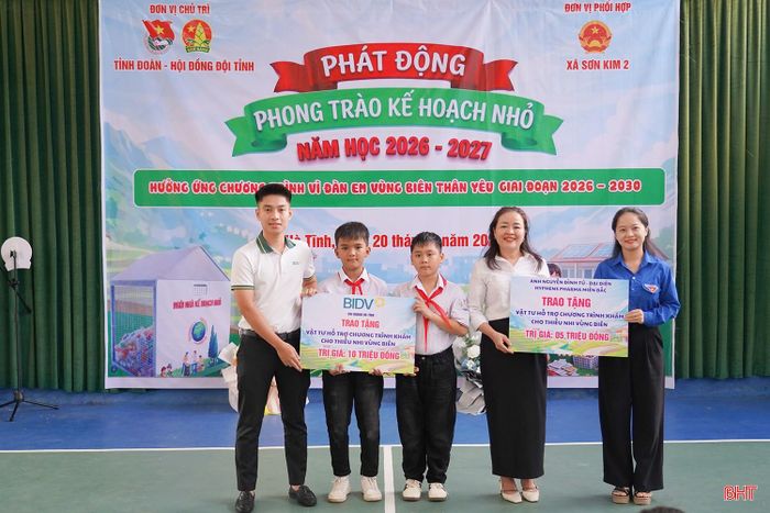 Nhiều phần quà được Tỉnh đoàn cùng các nhà tài trợ trao tặng cho Trường Tiểu học Sơn Kim 2.