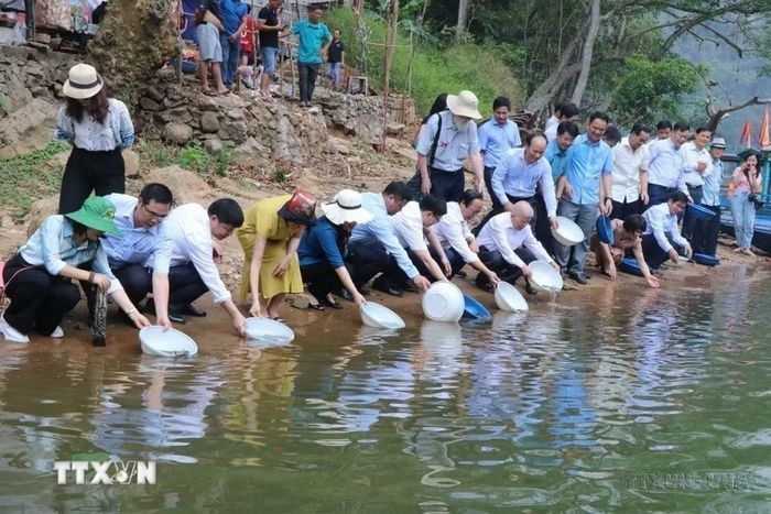 Bảo tồn đa dạng sinh học là một nội dung Việt Nam tích cực hưởng ứng trong các chương trình nghị sự toàn cầu. Trong ảnh: Thả 1.500 con cá giống tại đền An Mã (thuộc hồ Ba Bể) tại lễ kỷ niệm Ngày Quốc tế Đa dạng sinh học năm 2023. (Ảnh: Vũ Hoàng Giang/TTXVN)