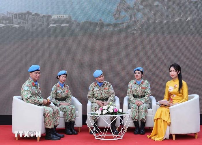Sự tham gia của nữ quân nhân Việt Nam góp phần thúc đẩy vai trò của phụ nữ trong hoạt động gìn giữ hòa bình và hỗ trợ cộng đồng tại các phái bộ. Trong ảnh: Các nữ quân nhân tham gia GGHB Liên hợp quốc giao lưu với khán giả tại Triển lãm ảnh “Nữ quân nhân Việt Nam trong hoạt động gìn giữ hòa bình Liên hợp quốc" (10/2024). (Ảnh: Trọng Đức/TTXVN)