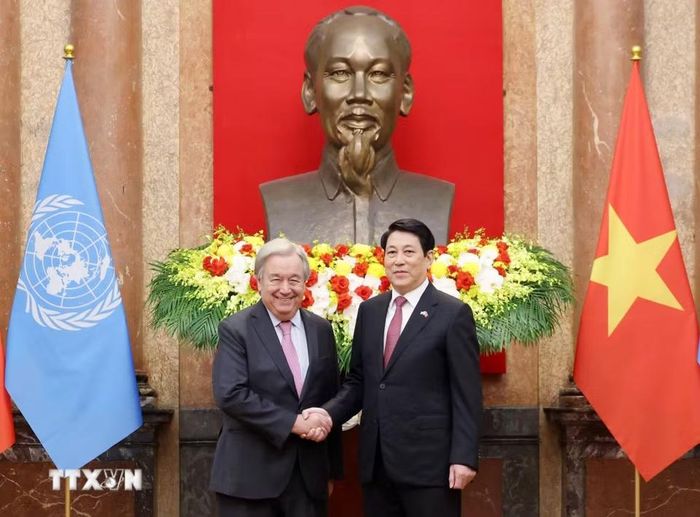 Lễ mở ký Công ước Hà Nội là điểm nhấn quan trọng trong quan hệ Việt Nam-Liên hợp quốc năm 2025, với sự tham dự của đông đảo đoàn quốc tế. Trong ảnh: Chủ tịch nước Lương Cường và Tổng Thư ký Liên hợp quốc António Guterres dự Lễ mở ký Công ước Hà Nội (10/2025). (Ảnh: Lâm Khánh/TTXVN)