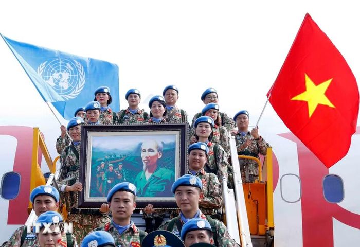 Gìn giữ hòa bình Liên hợp quốc là lĩnh vực Việt Nam tham gia trực tiếp, ngày càng chuyên nghiệp và thực chất, đóng góp nhân lực cho các phái bộ của Liên hợp quốc. Trong ảnh: Đội Công binh số 2 lên đường thực hiện nhiệm vụ gìn giữ hòa bình Liên hợp quốc tại Abyei (8/2023). (Ảnh: An Đăng/TTXVN)