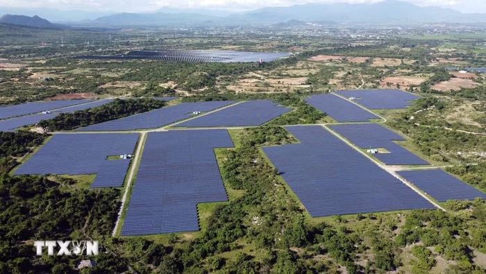 Chuyển dịch năng lượng và phát triển năng lượng tái tạo là một hướng đi gắn với mục tiêu giảm phát thải, bảo vệ môi trường và phát triển bền vững. Trong ảnh: Cụm nhà máy điện mặt trời Phước Thái tại tỉnh Khánh Hòa. (Ảnh: Huy Hùng/TTXVN)