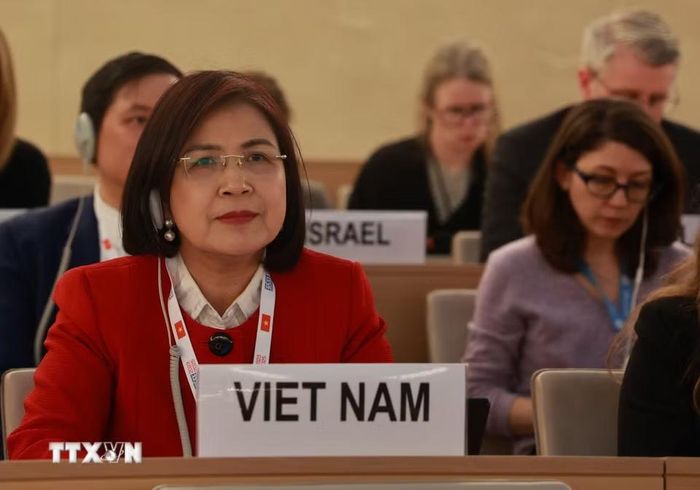 Việt Nam chủ động đề xuất, soạn thảo các nghị quyết tại Hội đồng Nhân quyền, đóng góp vào thúc đẩy đối thoại, hợp tác và bảo đảm quyền con người. Trong ảnh: Đại sứ Lê Thị Tuyết Mai, Trưởng Phái đoàn đại diện thường trực Việt Nam bên cạnh Liên hợp quốc, Tổ chức thương mại thế giới và các tổ chức quốc tế khác tại Geneva (Thụy Sĩ) tham gia và phát biểu tại phiên họp (4/2023). (Ảnh: Nguyễn Tuấn/TTXVN)