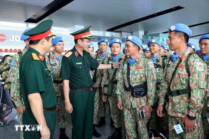 Việt Nam tiếp tục bổ sung lực lượng cho các phái bộ gìn giữ hòa bình Liên hợp quốc, duy trì đóng góp trực tiếp cho hòa bình và an ninh quốc tế. Trong ảnh: Đội Công binh số 4 lên đường thực hiện nhiệm vụ gìn giữ hòa bình Liên hợp quốc (9/2025). (Ảnh: Tuấn Anh/TTXVN)