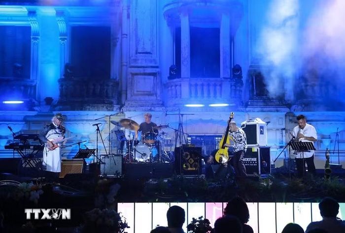 Các nghệ sỹ biểu diễn trong đêm khai mạc Liên hoan nhạc Jazz quốc tế Hà Nội - Hanoi Jazztival 2026. (Ảnh: Khánh Hòa/TTXVN)