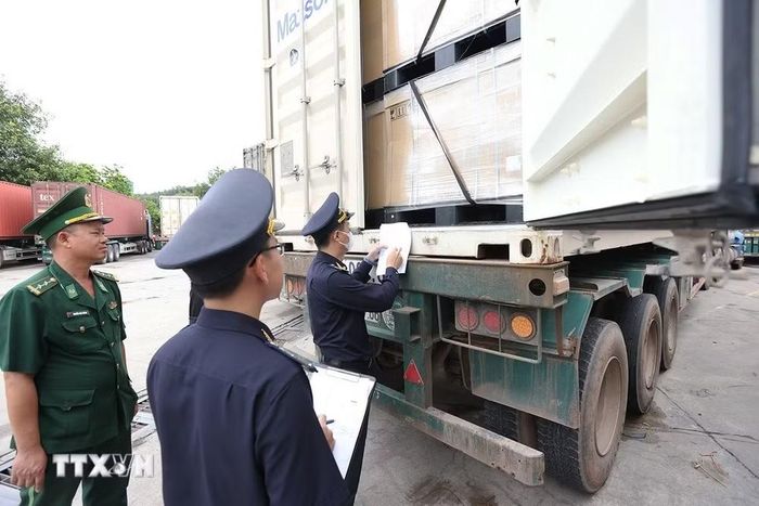 Hải quan và bộ đội biên phòng phối hợp kiểm tra, giám sát hàng hoá nhập khẩu, phương tiện nhập cảnh qua Cửa khẩu quốc tế Lao Bảo, tỉnh Quảng Trị. (Ảnh: Vũ Sinh/TTXVN)