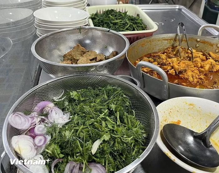 Bún cá Hưng Yên được ăn cùng rau thơm và các loại rau luộc theo mùa. (Ảnh: Vietnam+)